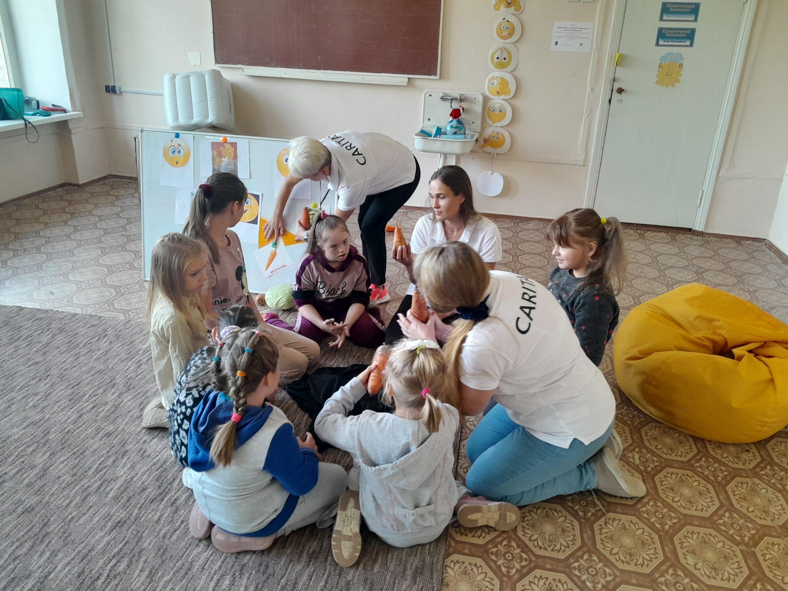 Діти з інвалідністю на занятті з працівниками Карітасу у Солоницівці