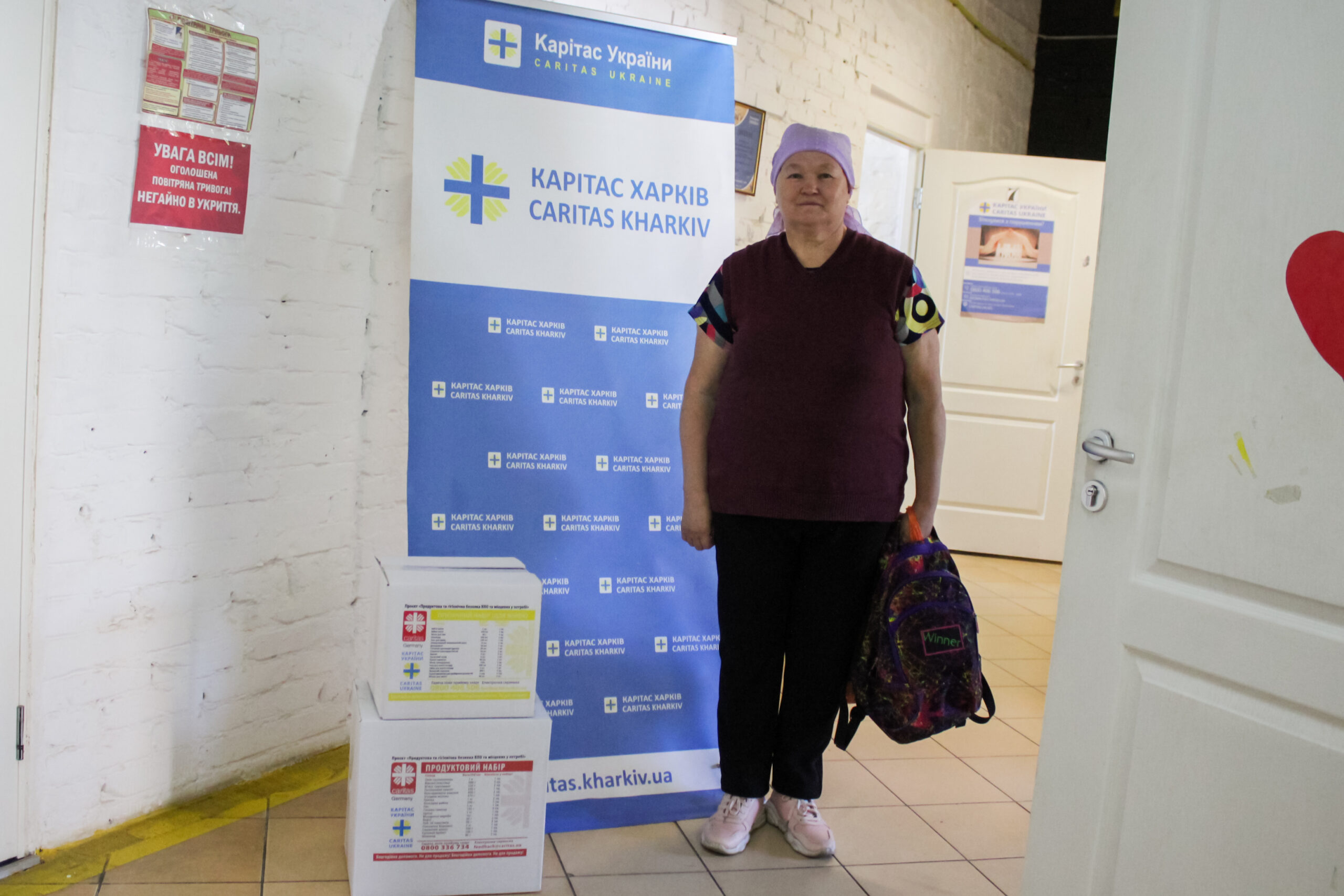 Бенефіціар Карітасу з допомогою у вигляді харчового та гігієнічного набору