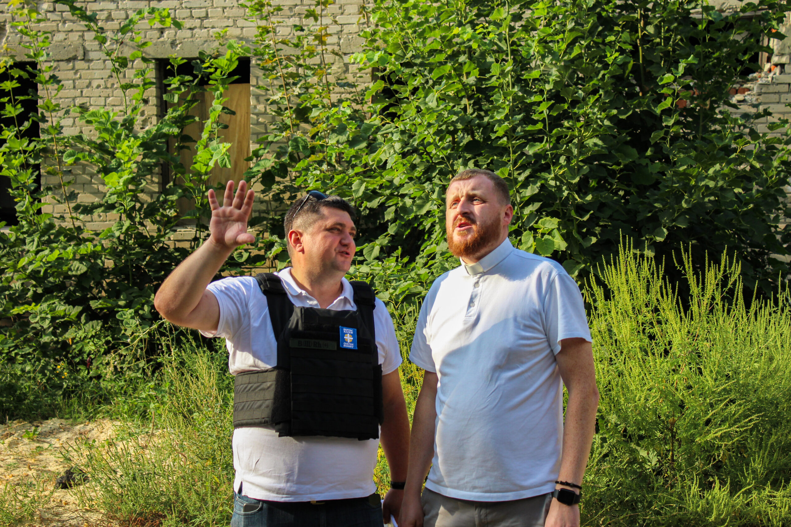 Команда проєкту "Habitat for humanity" з директором Карітасу Харків та донорами біля відновленої будівлі амбулаторії в сел. Елітне