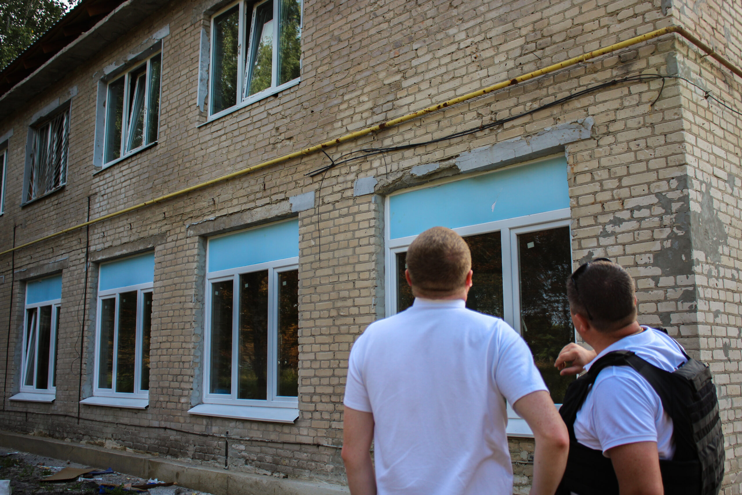 Команда проєкту "Habitat for humanity" з директором Карітасу Харків та донорами біля відновленої будівлі амбулаторії в сел. Елітне