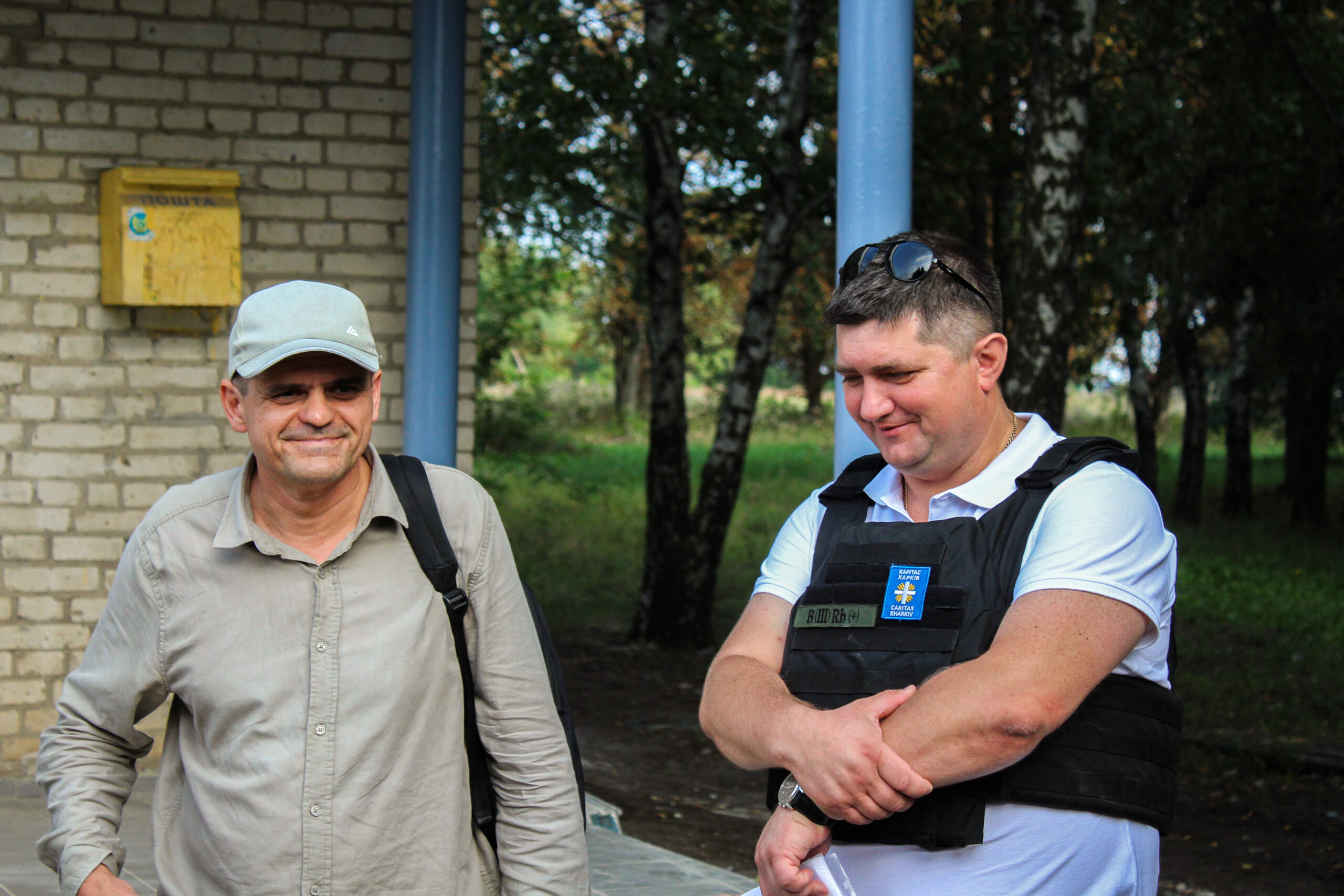 Команда проєкту "Habitat for humanity" з директором Карітасу Харків та донорами біля відновленої будівлі амбулаторії в сел. Елітне
