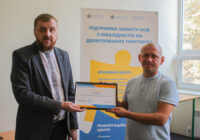 Директор Карітасу Харків о. Андрій Насінник на врученні сертифікатів переможцям грантового конкурсу