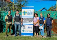 Спільне фото працівників Карітасу, донорів та бенефіціара