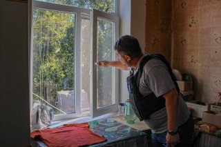 Інженер проєкту перевіряє встановлене вікно