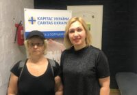 Бенефіціар Карітасу з працівником проєкту "Підтримка захисту осіб з інвалідністю на деокупованих територіях"