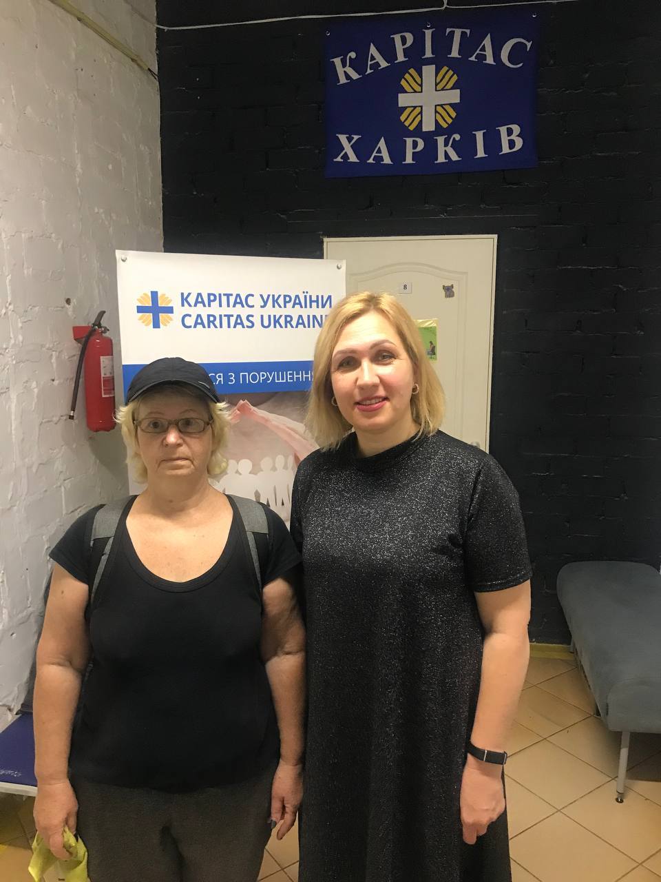 Бенефіціар Карітасу з працівником проєкту "Підтримка захисту осіб з інвалідністю на деокупованих територіях"