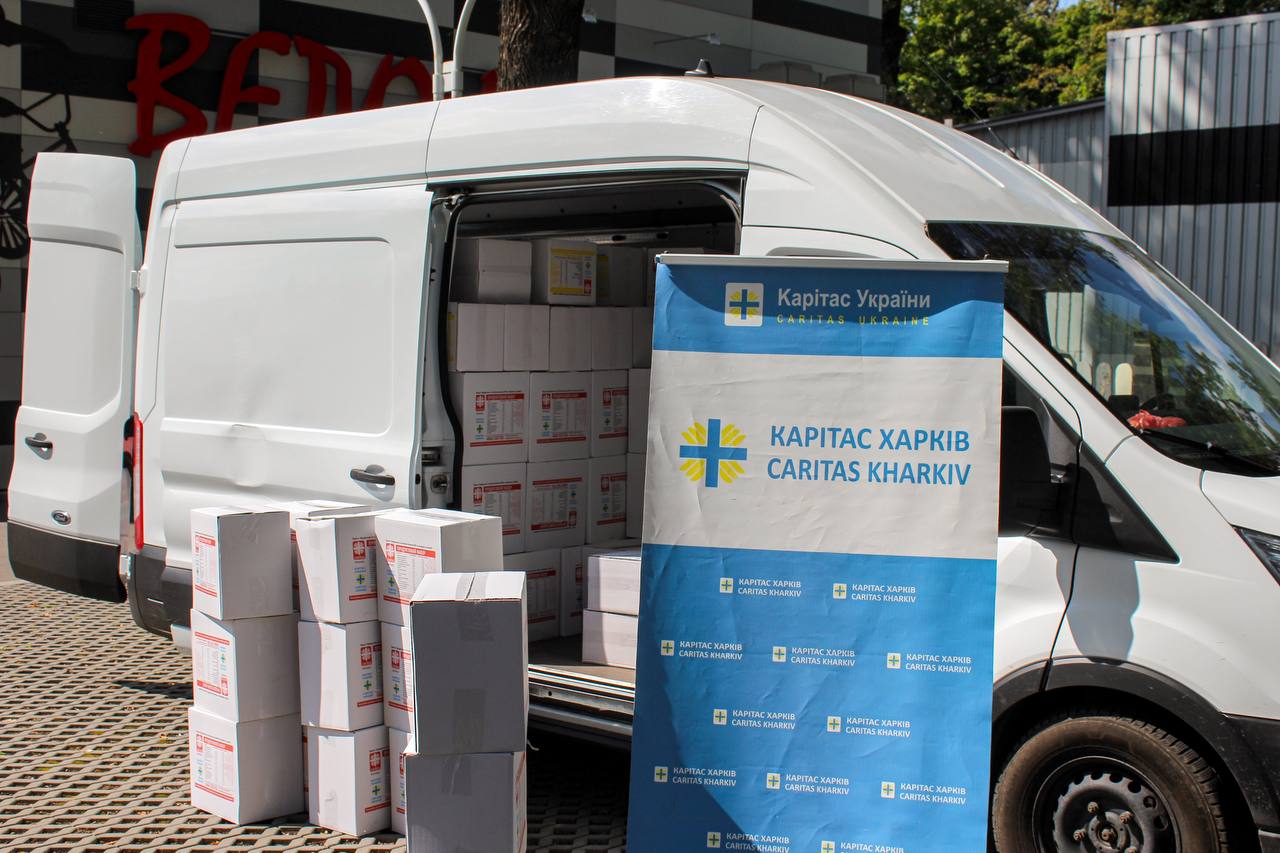 Видача продуктових гуманітарних наборів від Карітасу бенефіціарам у Харкові