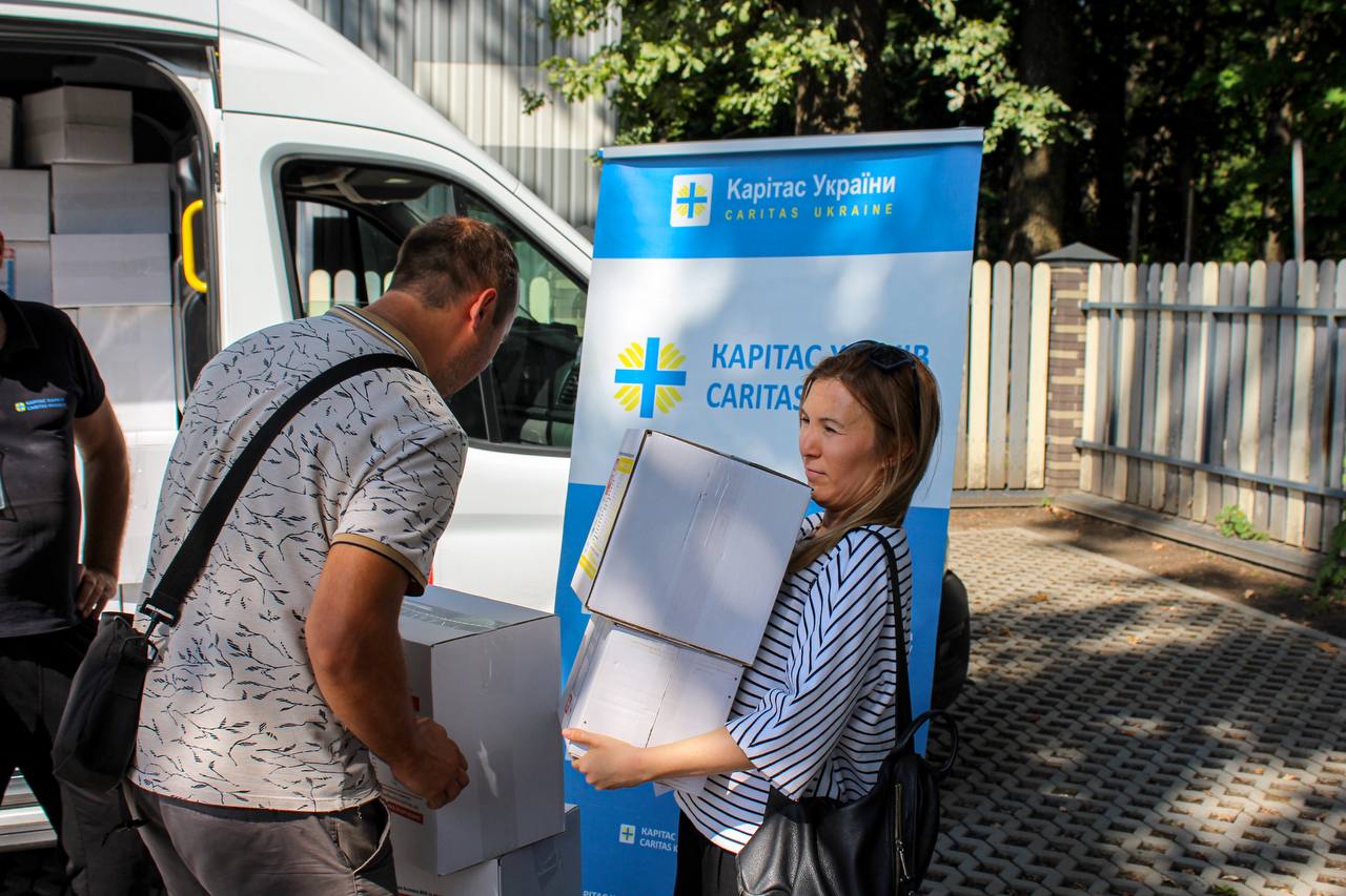 Видача продуктових гуманітарних наборів від Карітасу бенефіціарам у Харкові