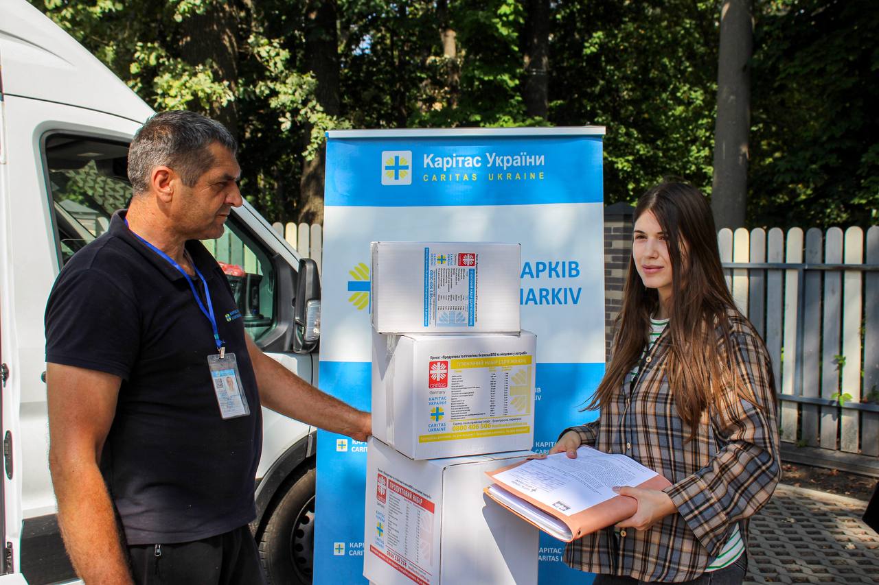 Видача продуктових гуманітарних наборів від Карітасу бенефіціарам у Харкові