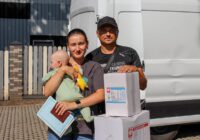 Видача продуктових гуманітарних наборів від Карітасу бенефіціарам у Харкові