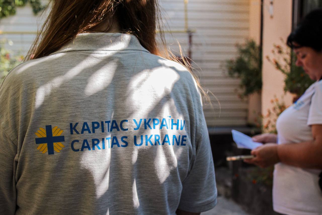 Працівники Карітасу реєструють бенефіціарів на отримання допомоги у Кутузівці