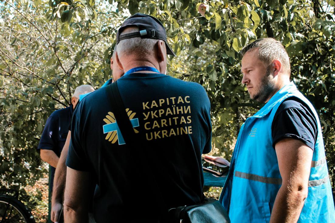 Працівники Карітасу перевіряють виконання робіт на об'єкті у Циркунах