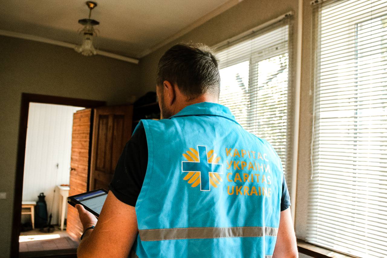 Працівники Карітасу перевіряють виконання робіт на об'єкті у Циркунах