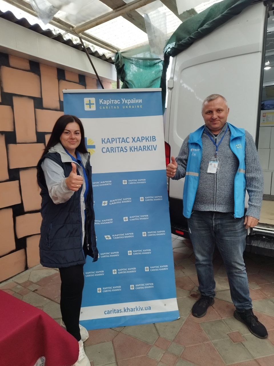 Працівники Карітасу надають допомогу в рамках проєкту "Харчова та гігієнічна безпека для ВПО та місцевих жителів які, найбільше потребують, 2023"