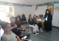Психологиня Карітасу Харків проводить тренінг для підлітків