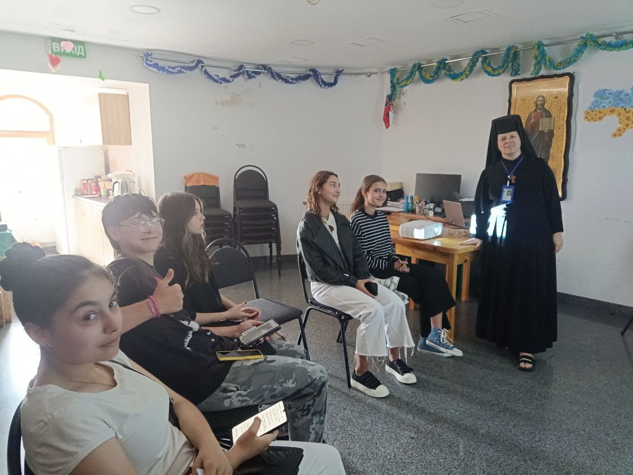 Психологиня Карітасу Харків проводить тренінг для підлітків