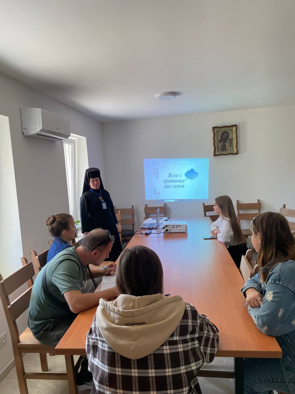 Психологиня Карітасу Харків проводить тренінг для підлітків