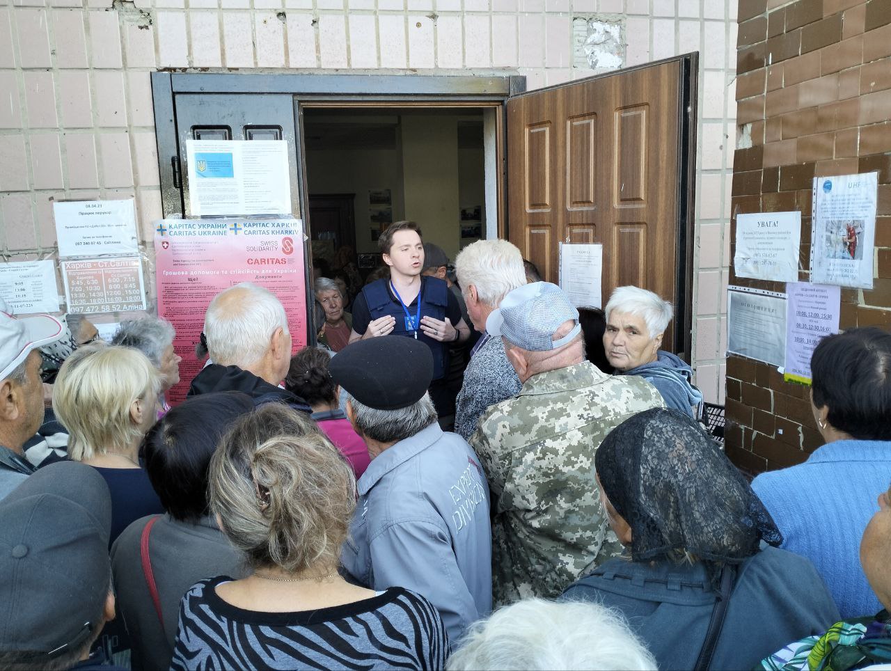 Працівники проєкту "Грошова допомога та стійкість для України" реєструють бенефіціарів на отримання стабілізаційної грошової допомоги