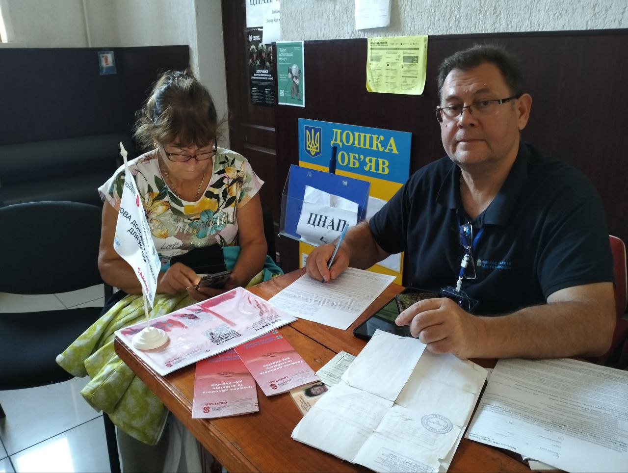 Працівники проєкту "Грошова допомога та стійкість для України" реєструють бенефіціарів на отримання стабілізаційної грошової допомоги