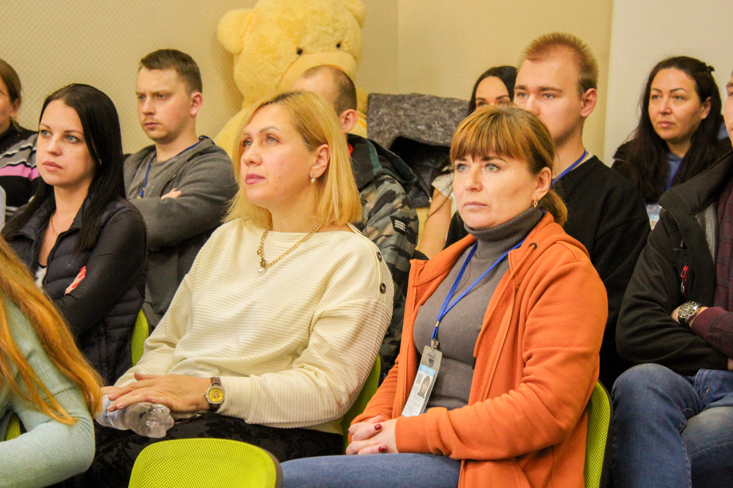 Раніше ми вже анонсували початок безпекових тренінгів для співробітників Карітасу Харків. Представники Handicap International - Humanity & Inclusion надалі проводять заняття для різних проєктів нашої організації. Минулого тижня з основами поведінки в екстрених ситуаціях знайомилися працівники проєкту "Підтримка захисту осіб з інвалідністю на деокупованих територіях", робота яких полягає, в тому числі у поїздках до громад області. Безмежно вдячні за корисні знання, що можуть одного разу врятувати життя! #Карітас_Харків #Handicap_International #навчання #війна #безпека