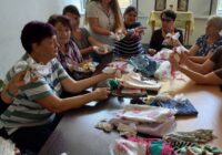 В рамках проєкту "Підтримка захисту осіб з інвалідністю на деокупованих територіях" наша психологиня влаштовує чаювання для людей старшого віку, на яких, завдяки використанню техніки арттерапії, можна приємно та з користю провести час і поспілкуватися. Під час однієї з таких зустрічей наші бенефіціарки створювали власних янголів-охоронців, що допомогло наповнити учасниць ресурсами, адже лялька мотанка завжди допомагає відчути зв'язок з собою та власним корінням. Запрошуємо людей старшого віку відвідати наші чаювання! Проєкт діє за підтримки "Українського гуманітарного фонду". #CBPFs #InvestInHumanity #UkraineHumanitarianFund