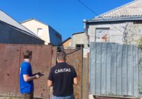 В рамках проєкту "Грошова допомога та стійкість для України" наші працівники продовжують процес реєстрації бенефіціарів у селі Руська Лозова Дергачівського району на середні та легкі ремонти відповідно до трьох основних критеріїв відбору: 1️⃣ Критерій перший: • Член домогосподарства з обмеженими можливостями або є членом домогосподарства особи з обмеженими можливостями; • Особа з важким захворюванням або є членом домогосподарства особи з важким захворюванням; • Самотня особа похилого віку (60+) або домогосподарство, яке складається з одного чи двох літніх людей, які не мають підтримки рідних; • Самотні матері/батьки або опікуни неповнолітніх дітей; • Багатодітні родини (троє або більше неповнолітніх дітей); • Вагітні жінки або матері з дітьми до 3-х років. 2️⃣ Критерій другий: • Домогосподарство втратило джерело доходу або ті, чий середній дохід на одну особу становить менше ніж 5400 грн. 3️⃣ Критерій третій: • Домогосподарство ледве задовольняє свої базові потреби. Проєкт реалізується за фінансової підтримки Карітасу Швейцарії, Швейцарської солідарності, Швейцарської агенції з розвитку та співробітництва. #Карітас_Харків #Caritas #Грошова_допомога_та_стійкість_для_України #Руська_Лозова
