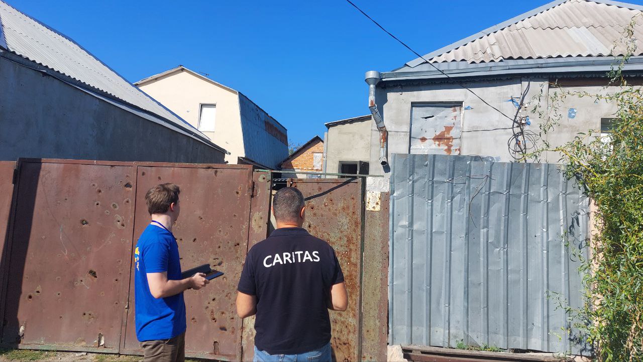 В рамках проєкту "Грошова допомога та стійкість для України" наші працівники продовжують процес реєстрації бенефіціарів у селі Руська Лозова Дергачівського району на середні та легкі ремонти відповідно до трьох основних критеріїв відбору: 1️⃣ Критерій перший: • Член домогосподарства з обмеженими можливостями або є членом домогосподарства особи з обмеженими можливостями; • Особа з важким захворюванням або є членом домогосподарства особи з важким захворюванням; • Самотня особа похилого віку (60+) або домогосподарство, яке складається з одного чи двох літніх людей, які не мають підтримки рідних; • Самотні матері/батьки або опікуни неповнолітніх дітей; • Багатодітні родини (троє або більше неповнолітніх дітей); • Вагітні жінки або матері з дітьми до 3-х років. 2️⃣ Критерій другий: • Домогосподарство втратило джерело доходу або ті, чий середній дохід на одну особу становить менше ніж 5400 грн. 3️⃣ Критерій третій: • Домогосподарство ледве задовольняє свої базові потреби. Проєкт реалізується за фінансової підтримки Карітасу Швейцарії, Швейцарської солідарності, Швейцарської агенції з розвитку та співробітництва. #Карітас_Харків #Caritas #Грошова_допомога_та_стійкість_для_України #Руська_Лозова