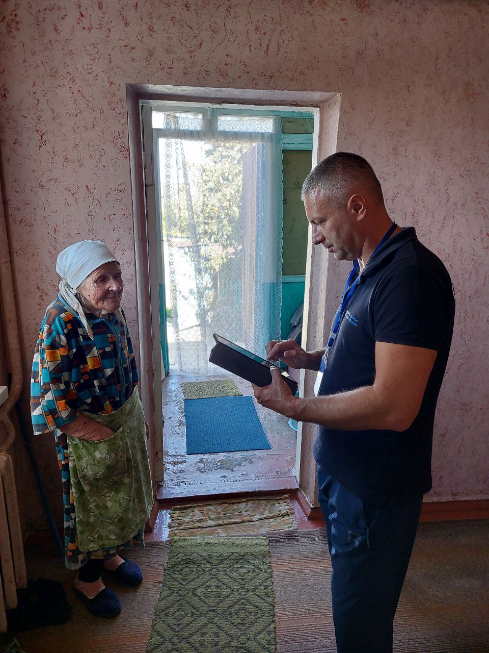 В рамках проєкту "Грошова допомога та стійкість для України" наші працівники продовжують процес реєстрації бенефіціарів у селі Руська Лозова Дергачівського району на середні та легкі ремонти відповідно до трьох основних критеріїв відбору: 1️⃣ Критерій перший: • Член домогосподарства з обмеженими можливостями або є членом домогосподарства особи з обмеженими можливостями; • Особа з важким захворюванням або є членом домогосподарства особи з важким захворюванням; • Самотня особа похилого віку (60+) або домогосподарство, яке складається з одного чи двох літніх людей, які не мають підтримки рідних; • Самотні матері/батьки або опікуни неповнолітніх дітей; • Багатодітні родини (троє або більше неповнолітніх дітей); • Вагітні жінки або матері з дітьми до 3-х років. 2️⃣ Критерій другий: • Домогосподарство втратило джерело доходу або ті, чий середній дохід на одну особу становить менше ніж 5400 грн. 3️⃣ Критерій третій: • Домогосподарство ледве задовольняє свої базові потреби. Проєкт реалізується за фінансової підтримки Карітасу Швейцарії, Швейцарської солідарності, Швейцарської агенції з розвитку та співробітництва. #Карітас_Харків #Caritas #Грошова_допомога_та_стійкість_для_України #Руська_Лозова
