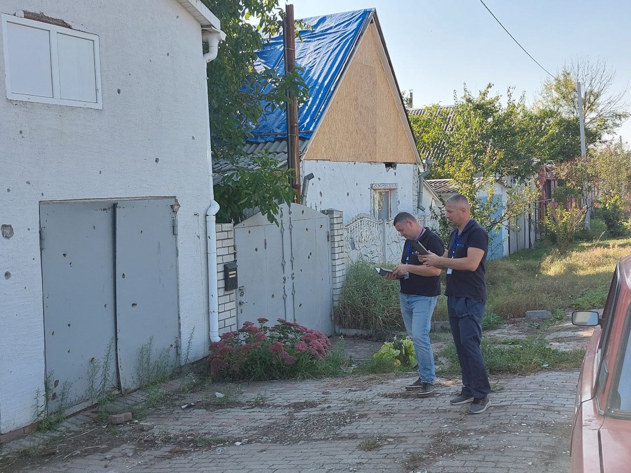 В рамках проєкту "Грошова допомога та стійкість для України" наші працівники продовжують процес реєстрації бенефіціарів у селі Руська Лозова Дергачівського району на середні та легкі ремонти відповідно до трьох основних критеріїв відбору: 1️⃣ Критерій перший: • Член домогосподарства з обмеженими можливостями або є членом домогосподарства особи з обмеженими можливостями; • Особа з важким захворюванням або є членом домогосподарства особи з важким захворюванням; • Самотня особа похилого віку (60+) або домогосподарство, яке складається з одного чи двох літніх людей, які не мають підтримки рідних; • Самотні матері/батьки або опікуни неповнолітніх дітей; • Багатодітні родини (троє або більше неповнолітніх дітей); • Вагітні жінки або матері з дітьми до 3-х років. 2️⃣ Критерій другий: • Домогосподарство втратило джерело доходу або ті, чий середній дохід на одну особу становить менше ніж 5400 грн. 3️⃣ Критерій третій: • Домогосподарство ледве задовольняє свої базові потреби. Проєкт реалізується за фінансової підтримки Карітасу Швейцарії, Швейцарської солідарності, Швейцарської агенції з розвитку та співробітництва. #Карітас_Харків #Caritas #Грошова_допомога_та_стійкість_для_України #Руська_Лозова
