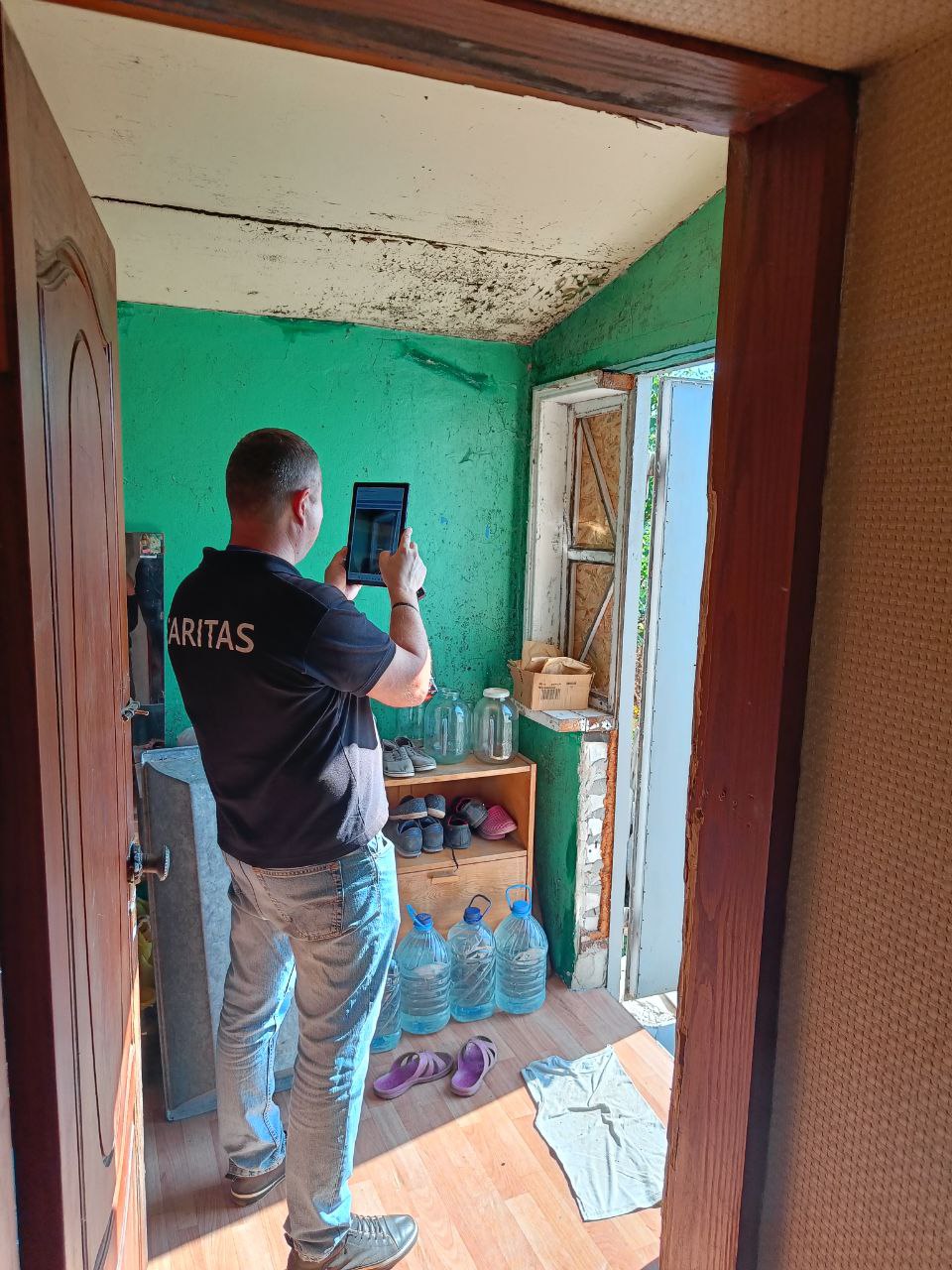 В рамках проєкту "Грошова допомога та стійкість для України" наші працівники продовжують процес реєстрації бенефіціарів у селі Руська Лозова Дергачівського району на середні та легкі ремонти відповідно до трьох основних критеріїв відбору: 1️⃣ Критерій перший: • Член домогосподарства з обмеженими можливостями або є членом домогосподарства особи з обмеженими можливостями; • Особа з важким захворюванням або є членом домогосподарства особи з важким захворюванням; • Самотня особа похилого віку (60+) або домогосподарство, яке складається з одного чи двох літніх людей, які не мають підтримки рідних; • Самотні матері/батьки або опікуни неповнолітніх дітей; • Багатодітні родини (троє або більше неповнолітніх дітей); • Вагітні жінки або матері з дітьми до 3-х років. 2️⃣ Критерій другий: • Домогосподарство втратило джерело доходу або ті, чий середній дохід на одну особу становить менше ніж 5400 грн. 3️⃣ Критерій третій: • Домогосподарство ледве задовольняє свої базові потреби. Проєкт реалізується за фінансової підтримки Карітасу Швейцарії, Швейцарської солідарності, Швейцарської агенції з розвитку та співробітництва. #Карітас_Харків #Caritas #Грошова_допомога_та_стійкість_для_України #Руська_Лозова