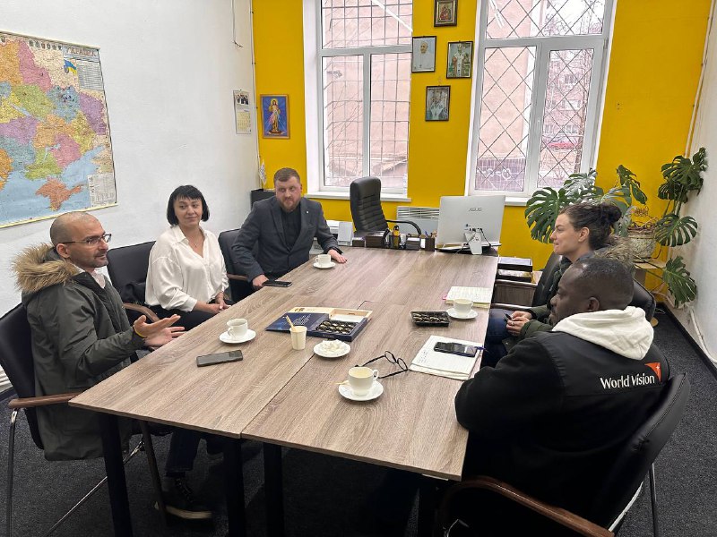 Керівництво World Vision  — всесвітньої християнської організації допомоги, яка займається роботою з дітьми