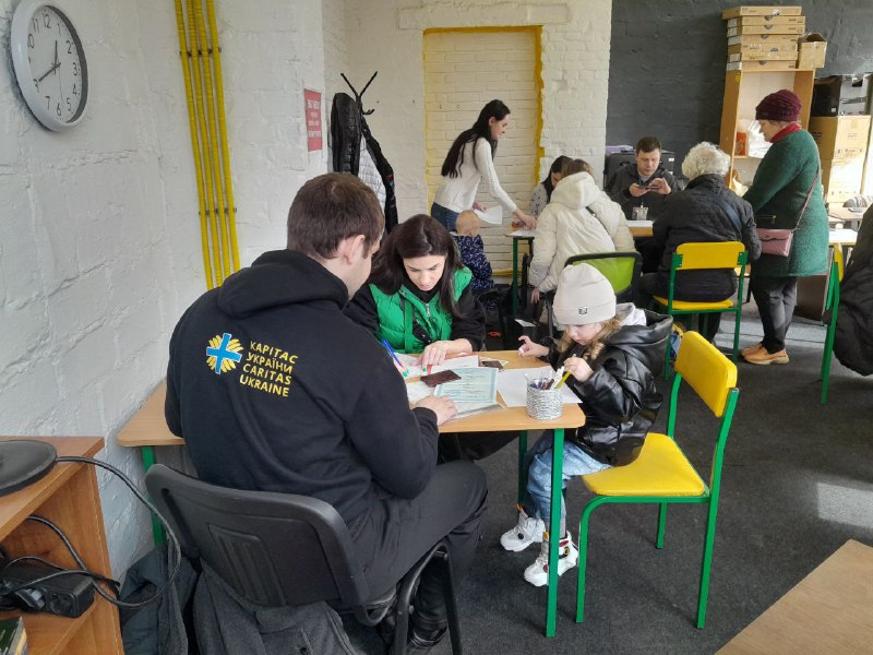 Світлини з реєстрації на оформлення грошової допомоги в с. Бабаї (Височанська громада) та в офісі "Карітас Харків" Світлини з реєстрації на оформлення грошової допомоги в с. Бабаї (Височанська громада) та в офісі "Карітас Харків"